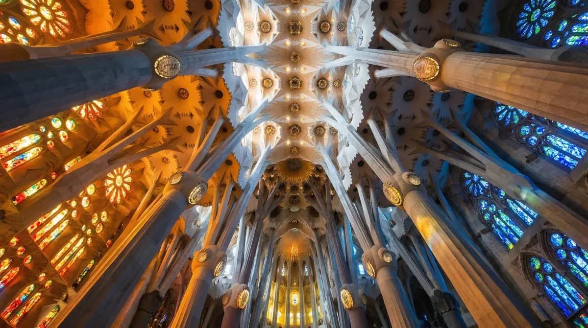 Detalle arquitectónico catalán en luz dorada