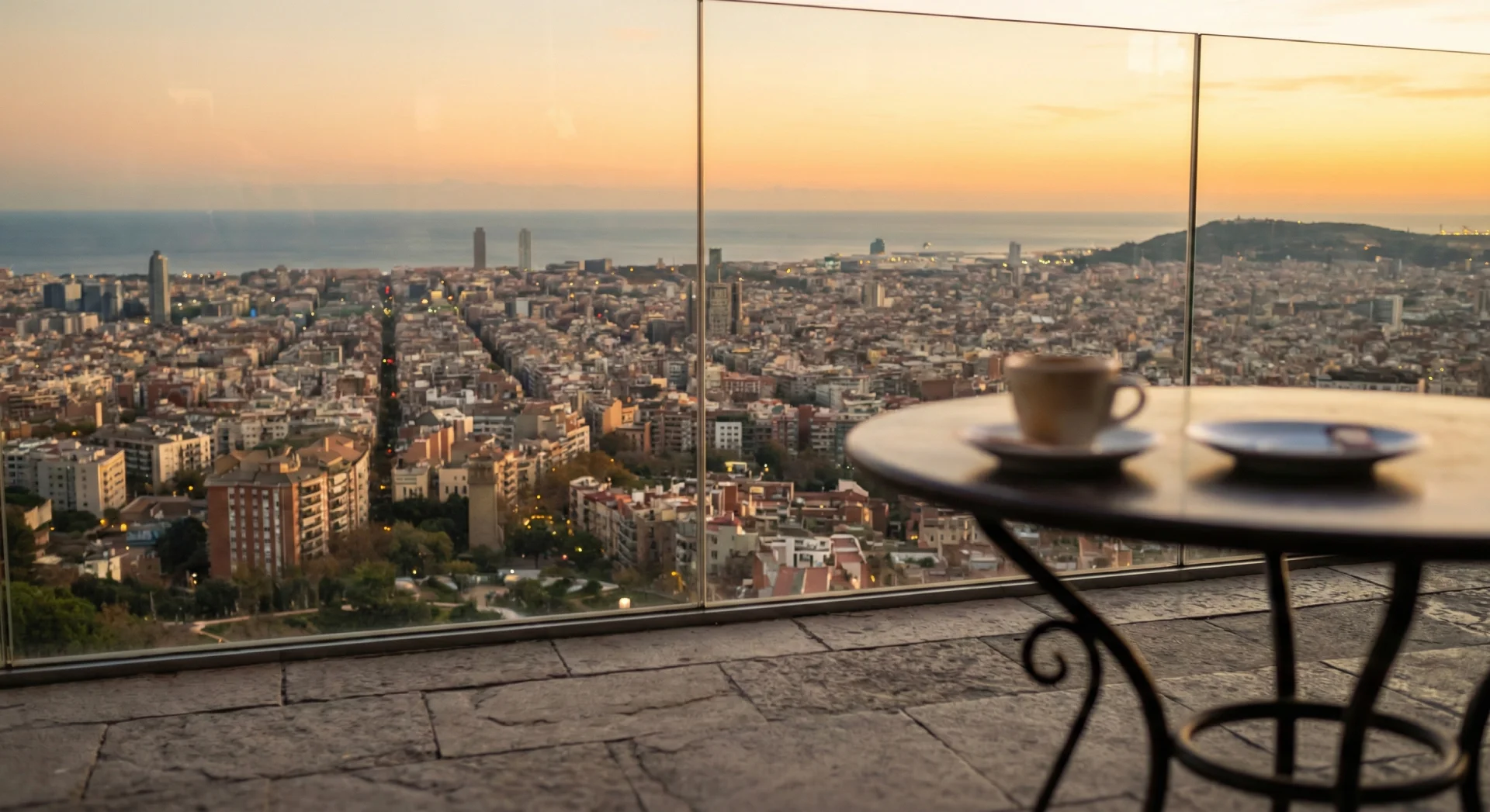 Desde la cima del Tibidabo hasta la vibrante Rambla: descubra los miradores más bellos y la panorámica costera de Barcelona.