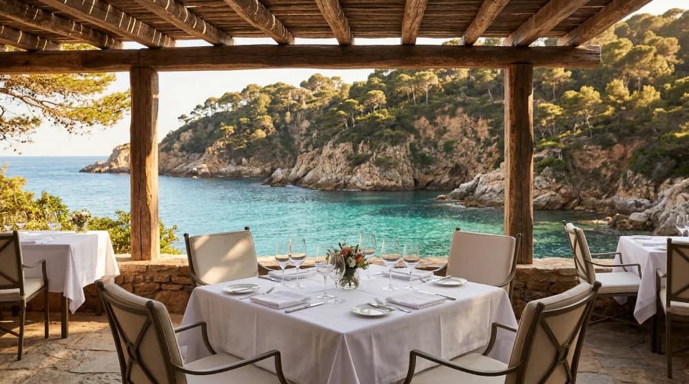 Meghitt mediterrán hangulat, természetes fényben, minimalista luxus editorial stílus, fotorealisztikus --ar 16:9